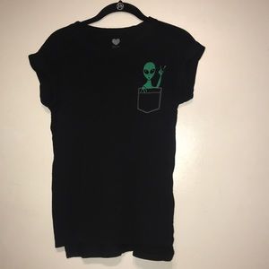 ⚫️alien pocket tee with rolled sleeves⚫️